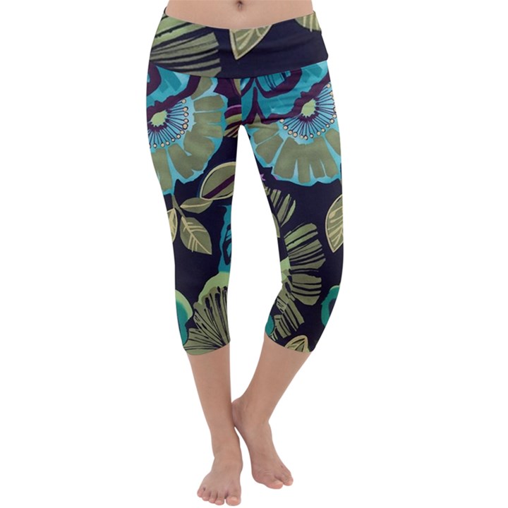 Dark colored lila flowers Capri Yoga Leggings