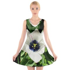 Blue Centered Tulip V-neck Sleeveless Dress