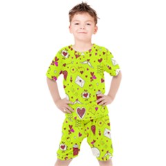 Valentin s Day Love Hearts Pattern Red Pink Green Kids  Tee And Shorts Set by EDDArt