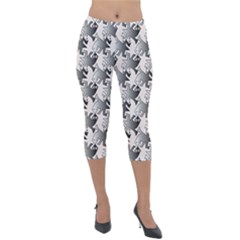 Seamless Tessellation Background Lightweight Velour Capri Leggings 