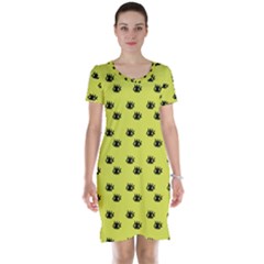 Yellow Eyes Short Sleeve Nightdress