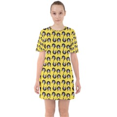 Retro Girl Daisy Chain Pattern Yellow Sixties Short Sleeve Mini Dress