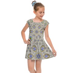 A Gift With Flowers And Bubble Wrap Kids  Cap Sleeve Dress