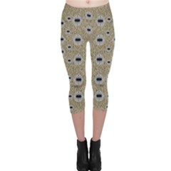 One Island Surrounded By Love And Wood Lace Capri Leggings 