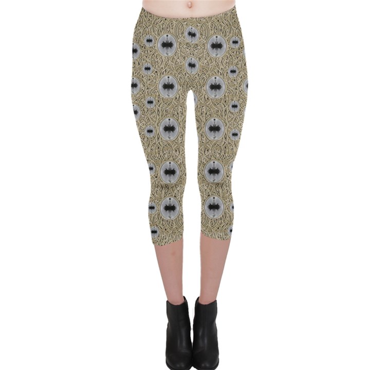 One Island Surrounded By Love And Wood Lace Capri Leggings 