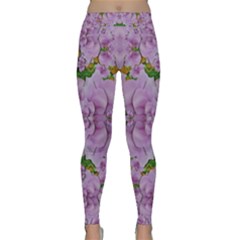 Fauna Flowers In Gold And Fern Ornate Classic Yoga Leggings