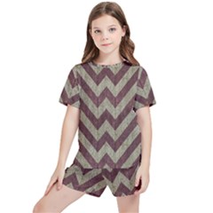 Vintage Grunge Geometric Chevron Pattern Kids  Tee and Sports Shorts Set