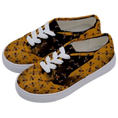 Pattern Abeilles Kids  Classic Low Top Sneakers by kcreatif