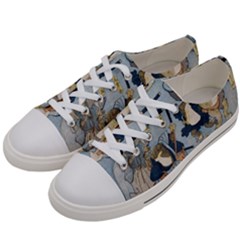 Famous heroes of the kabuki stage played by frogs  Women s Low Top Canvas Sneakers
