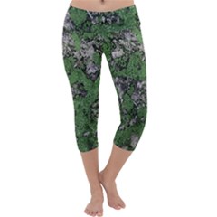 Modern Camo Grunge Print Capri Yoga Leggings