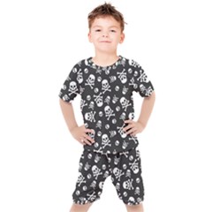 Skull-crossbones-seamless-pattern-holiday-halloween-wallpaper-wrapping-packing-backdrop Kids  Tee And Shorts Set