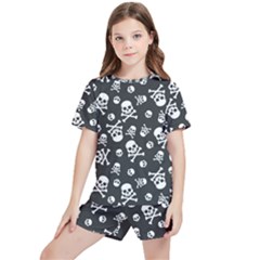 Skull-crossbones-seamless-pattern-holiday-halloween-wallpaper-wrapping-packing-backdrop Kids  Tee And Sports Shorts Set by Ravend