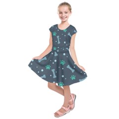 Bons Foot Prints Pattern Background Kids  Short Sleeve Dress by Salman4z