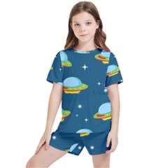 Seamless-pattern-ufo-with-star-space-galaxy-background Kids  Tee And Sports Shorts Set by Salman4z