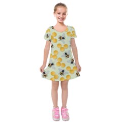 Honey Bee Bees Pattern Kids  Short Sleeve Velvet Dress by Ndabl3x