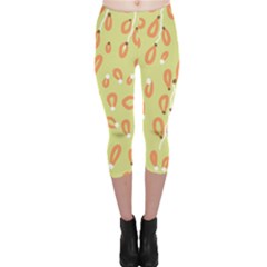 Pattern Leaves Print Background Capri Leggings 