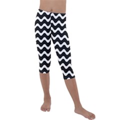 Wave Pattern Wavy Halftone Kids  Lightweight Velour Capri Leggings 