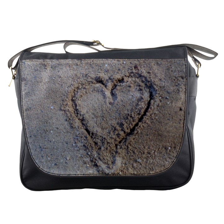 Heart in the sand Messenger Bag