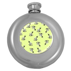 Black and white vector flowers at canary yellow Round Hip Flask (5 oz)